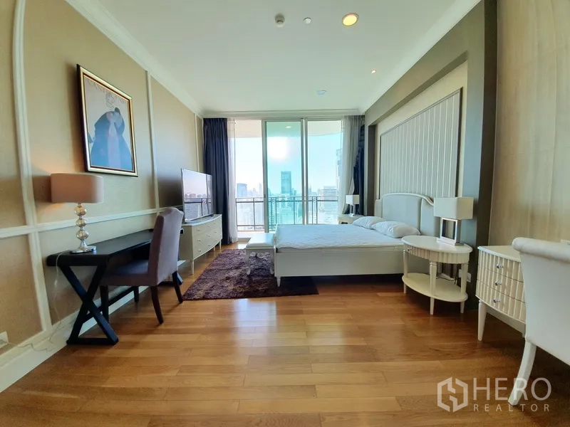 คอนโด ให้เช่าในWatthana, Bangkok - ห้องนอนมาสเตอร์เชื่อมระเบียง มีโต๊ะทำงาน พื้นไม้ และวิวสกายไลน์