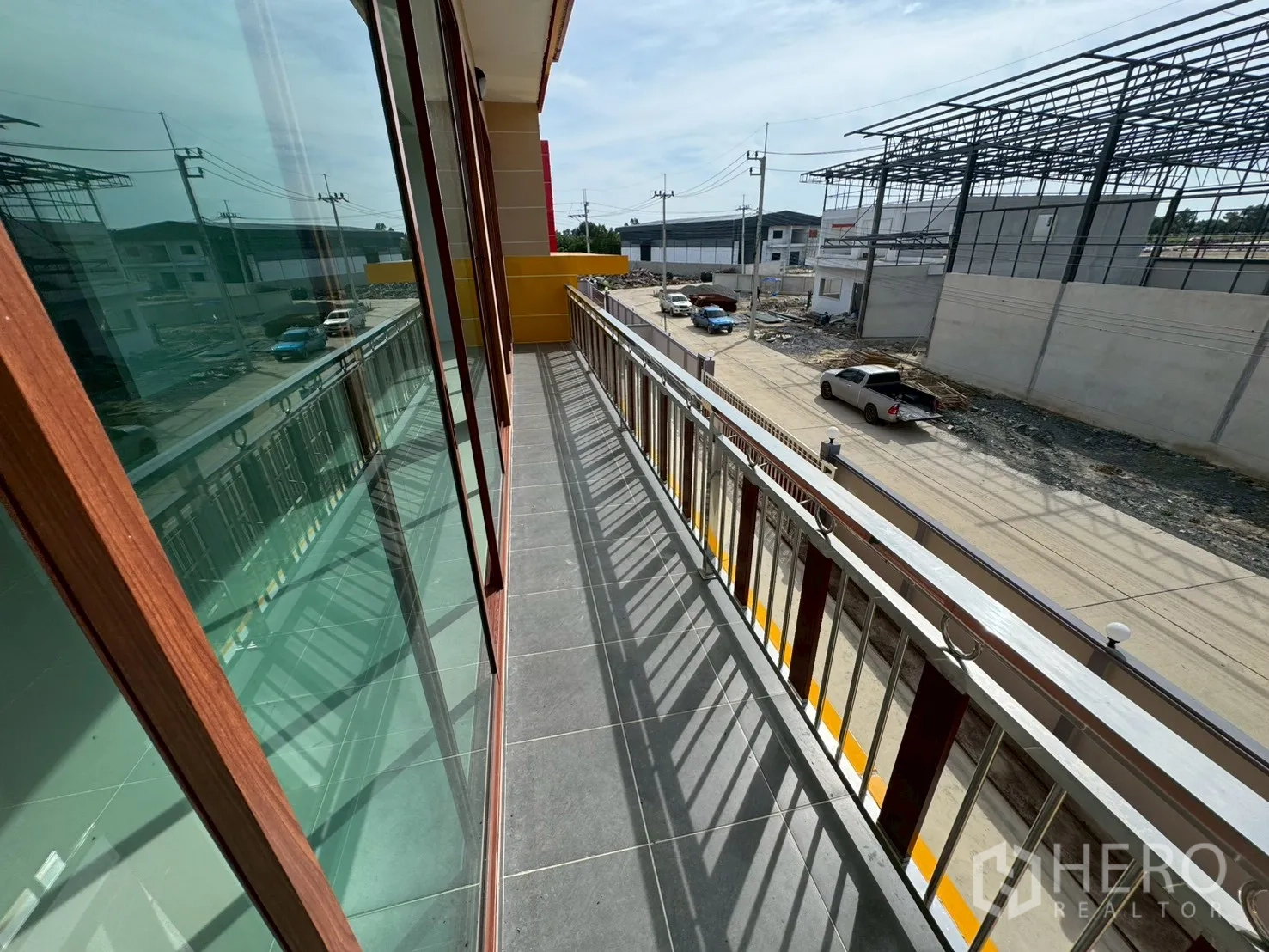 工厂 for sale in Mueang Samut Sakhon, Samut Sakhon - 二层狭长阳台俯瞰前方工业道路。
