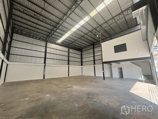 คลังสินค้า ให้เช่าในLat Krabang, Bangkok - มุมมองภายในโกดัง เพดานสูงมีสกายไลท์ ออฟฟิศอยู่ด้านขวา