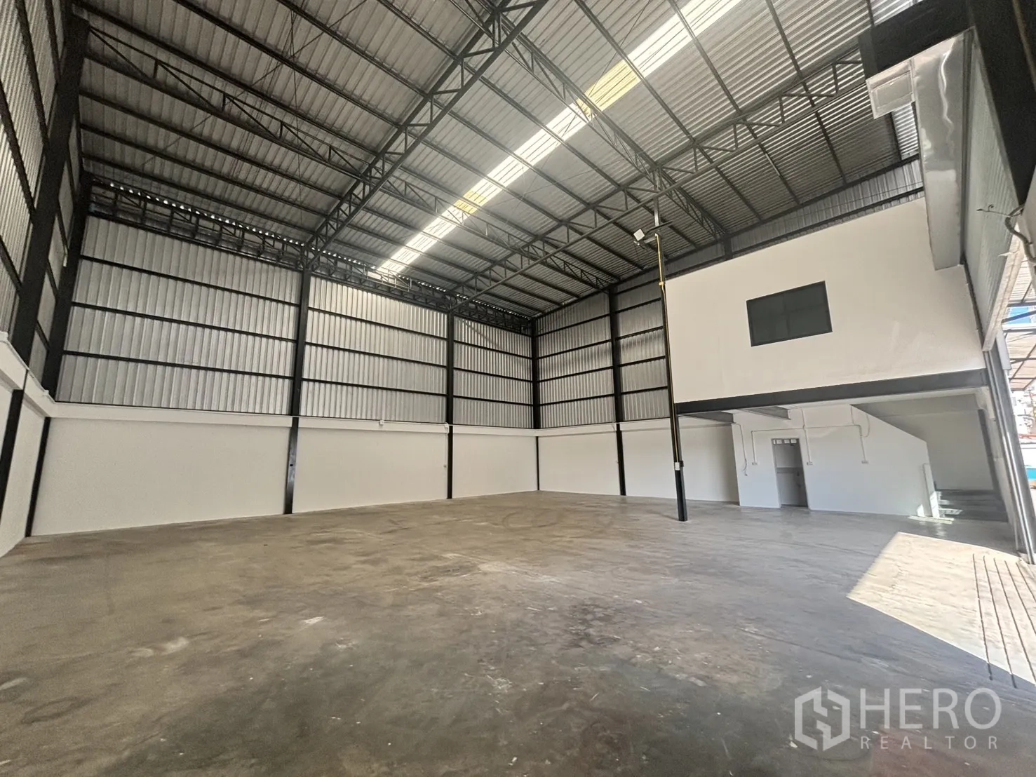 คลังสินค้า ให้เช่าในLat Krabang, Bangkok - มุมมองภายในโกดัง เพดานสูงมีสกายไลท์ ออฟฟิศอยู่ด้านขวา