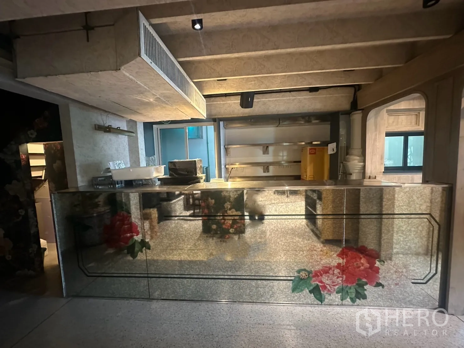 Detached House for rent in Watthana, Bangkok - Mirrored service counter in a grey-toned room with ceiling beams.