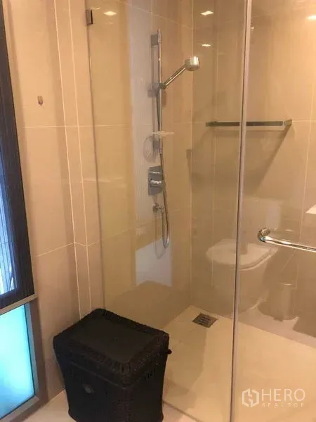 公寓 出租或出售在Bang Kho Laem, Bangkok - 现代化浴室，玻璃淋浴间与时尚洁具。