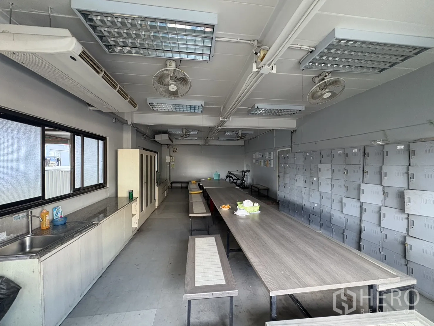 Factory for sale in Khlong Toei, Bangkok - Canteen view with lockers along the wall and benches