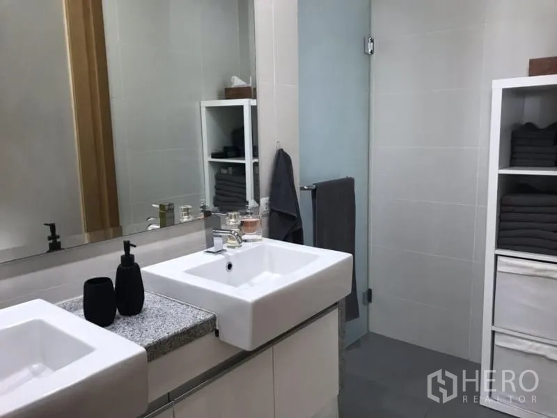 คอนโด ให้เช่าในKhlong Toei, Bangkok - ห้องน้ำร่วมสมัย อ่างล้างหน้าคู่ทรงเหลี่ยมและกระจกบานใหญ่