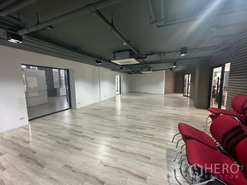 พื้นที่ขายปลีก ให้เช่าในBang Phli, Samut Prakan - สตูดิโอเปิดโล่ง พื้นลายไม้ เดินท่อเหนือศีรษะ เชื่อมต่อห้องข้างเคียง