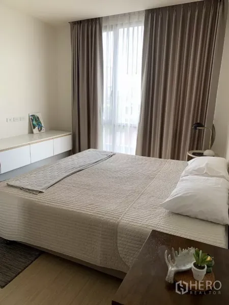 公寓 出租在Watthana, Bangkok - 主卧暖色调，双人床，大窗与遮光窗帘