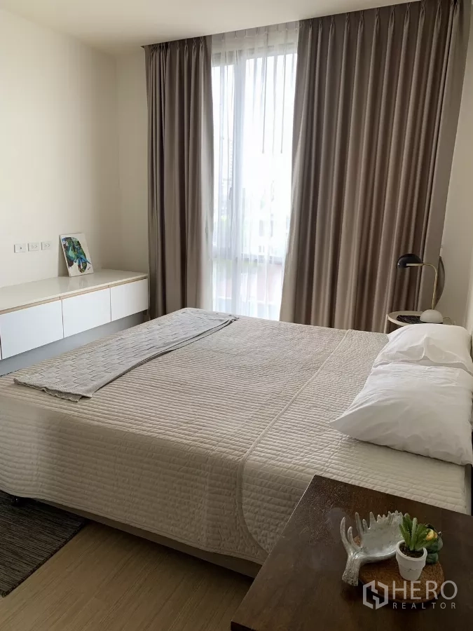 公寓 出租在Watthana, Bangkok - 主卧暖色调，双人床，大窗与遮光窗帘