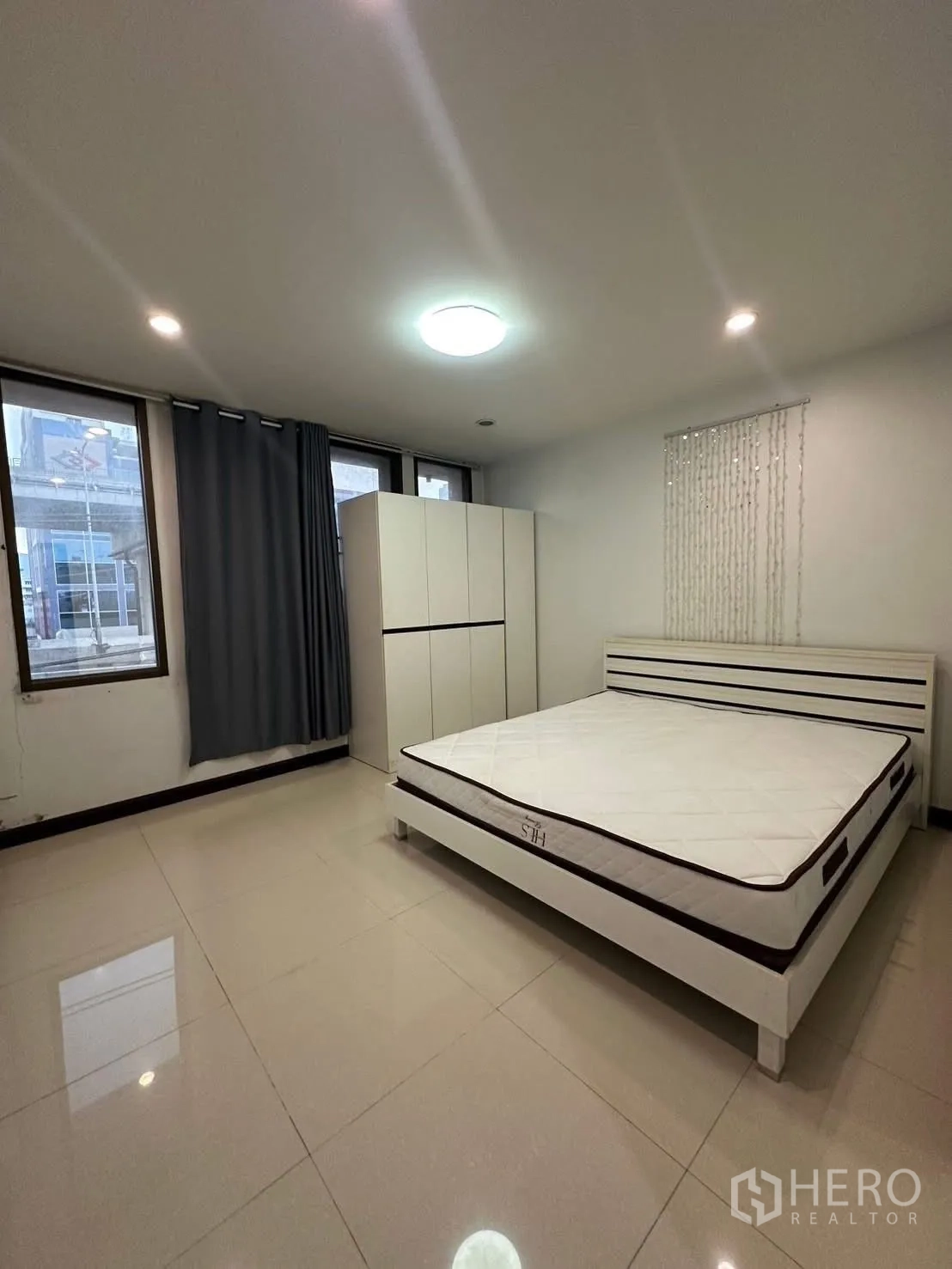 อาคารพาณิชย์ ให้เช่าในChatuchak, Bangkok - ห้องนอนสว่าง เตียงและตู้เสื้อผ้าสีขาว พื้นกระเบื้อง หน้าต่างผ้าม่านทึบ