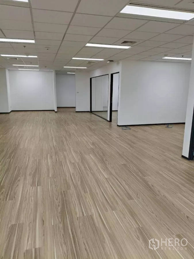 สำนักงาน ให้เช่า - โถงสำนักงานยาว พื้นลายไม้ พร้อมห้องกั้นกระจกด้านข้าง