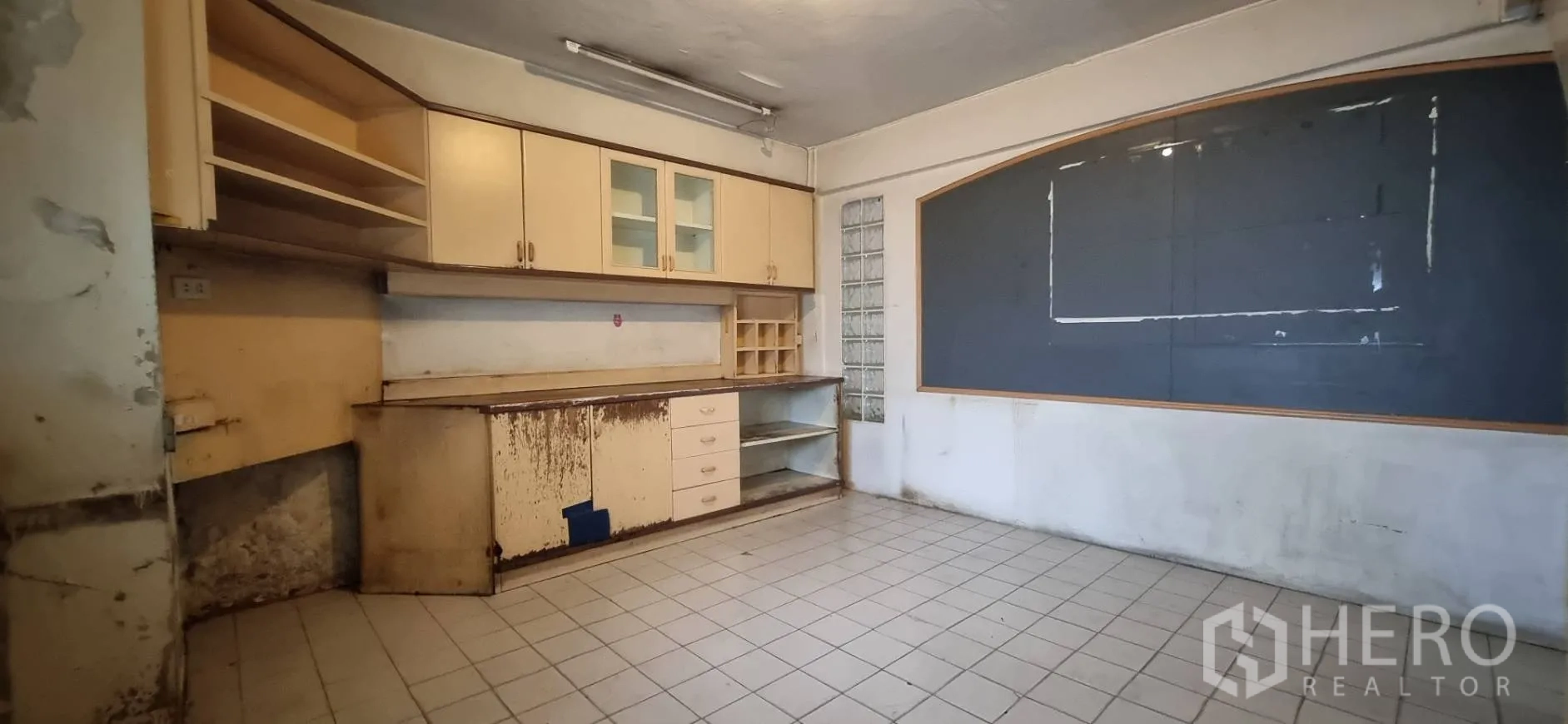 店屋 出租或出售在Bangkok - 后勤办公室或茶水间，内置橱柜与地砖，需翻新。