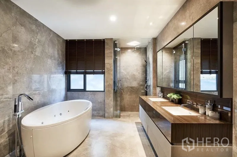 独立式住宅 出售 - 奢华卫浴，独立浴缸、双台盆与玻璃淋浴间