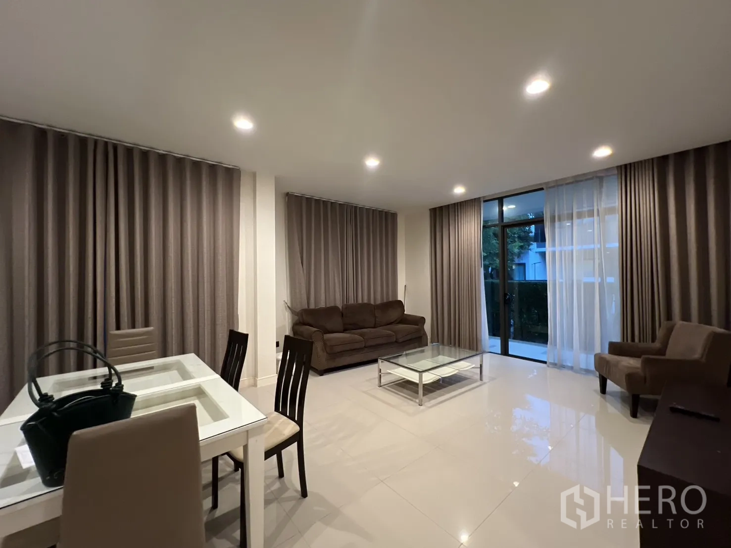 บ้าน ให้เช่าหรือขายในBang Kapi, Bangkok - พื้นที่นั่งเล่นและรับประทานอาหารกว้าง พื้นกระเบื้องเงา