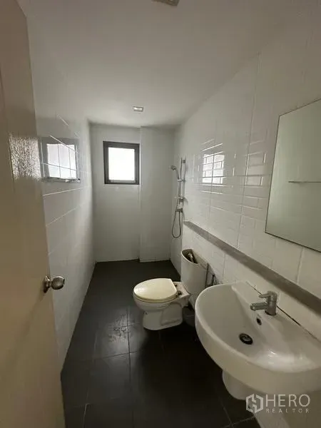 บ้าน ขายในBang Khen, Bangkok - ห้องน้ำโทนขาวพร้อมฝักบัวและหน้าต่างระบายอากาศ.