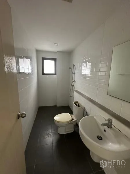 บ้าน ขายในBang Khen, Bangkok - ห้องน้ำโทนขาวพร้อมฝักบัวและหน้าต่างระบายอากาศ.