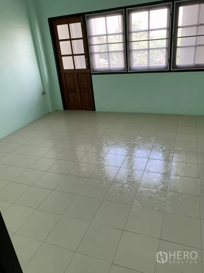 อาคารพาณิชย์ ให้เช่าในSuan Luang, Bangkok - ห้องนอนหรือออฟฟิศขนาดกะทัดรัด ปูกระเบื้อง มีหน้าต่างรับแสง