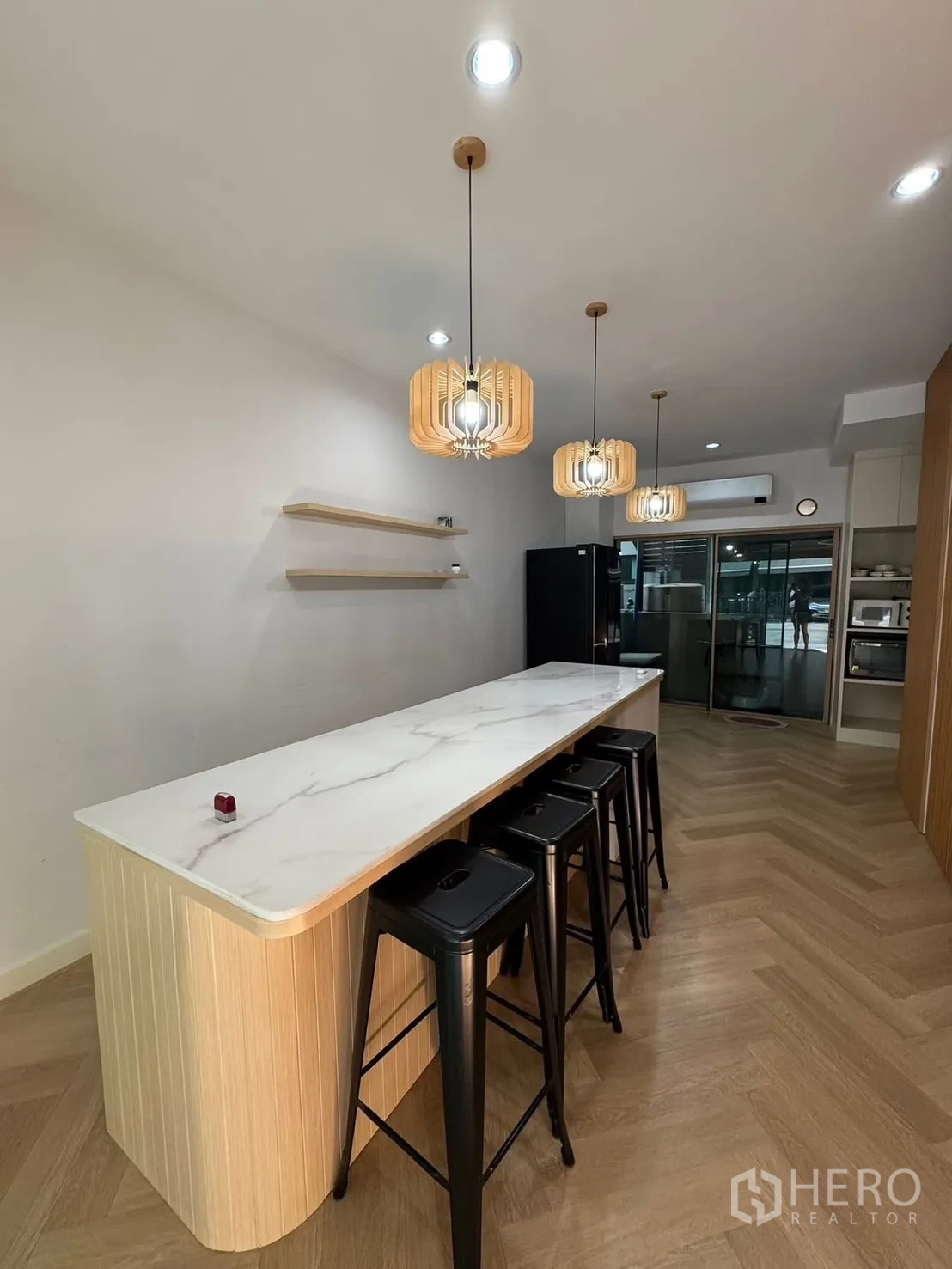 Townhouse for rent in Saphan Sung, Bangkok - Long marble-top island with pendant lights and bar stools.
