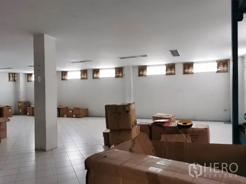 สำนักงาน ให้เช่าในKhlong San, Bangkok - ห้องสไตล์คลังสินค้า กล่องกระดาษวางเรียงตามผนังและช่องแสงสูง