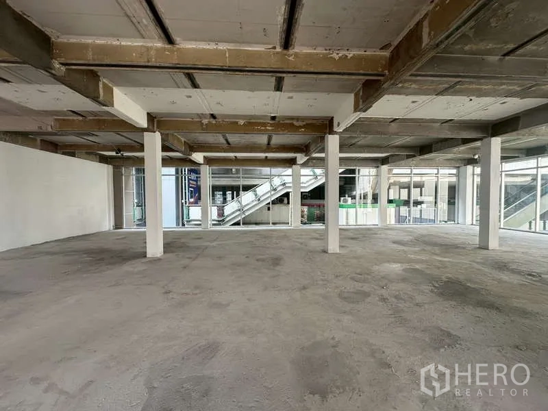 พื้นที่ขายปลีก ให้เช่าในKhlong Toei, Bangkok - โซนค้าปลีกกระจกเต็มผนัง มองเห็นทางเดินและบันไดภายนอก