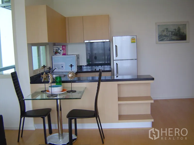 คอนโด ให้เช่าในChatuchak, Bangkok - ครัวเปิดตู้ไม้ท็อปหินสีดำ เคาน์เตอร์บาร์ ตู้เย็นสแตนเลส และโต๊ะทานข้าวกระจก