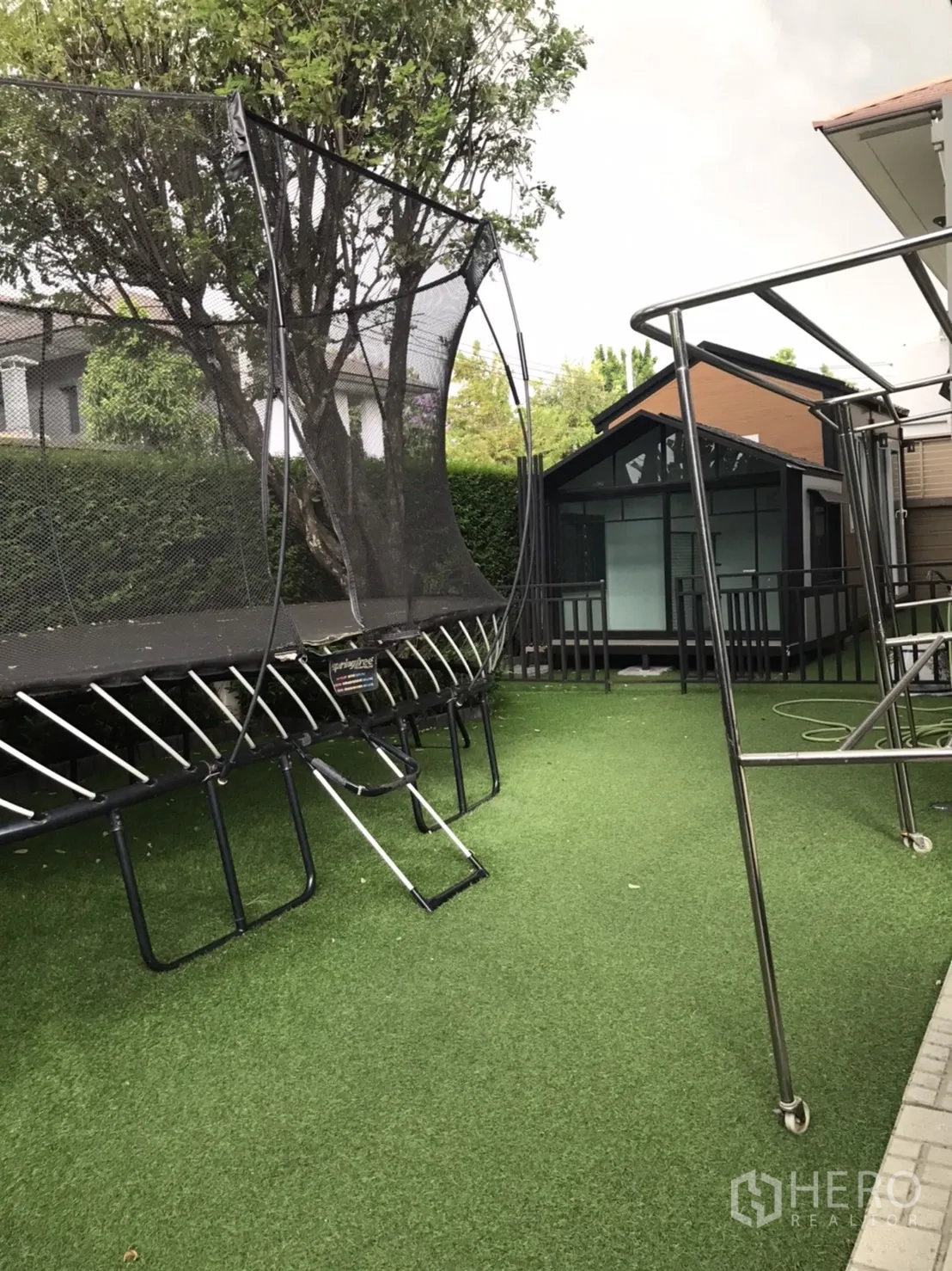 Detached House for rent in Bang Kapi, Bangkok - Private backyard with artificial grass, trampoline and a small garden pavilion.