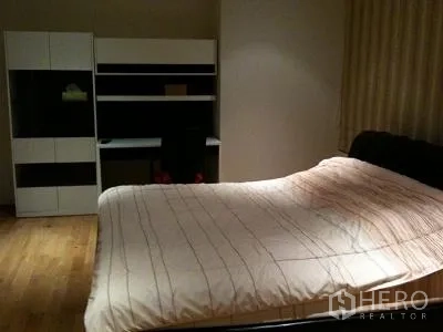 公寓 出租或出售在Khlong Toei, Bangkok - 第二卧室，双人床、书桌、书架与木地板。