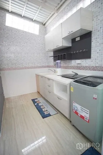 ทาวน์เฮาส์ ให้เช่าในSuan Luang, Bangkok - ครัวปูกระเบื้องพร้อมตู้บิลท์อิน อ่างล้างจาน และเครื่องซักผ้า ใต้หลังคาโปร่ง