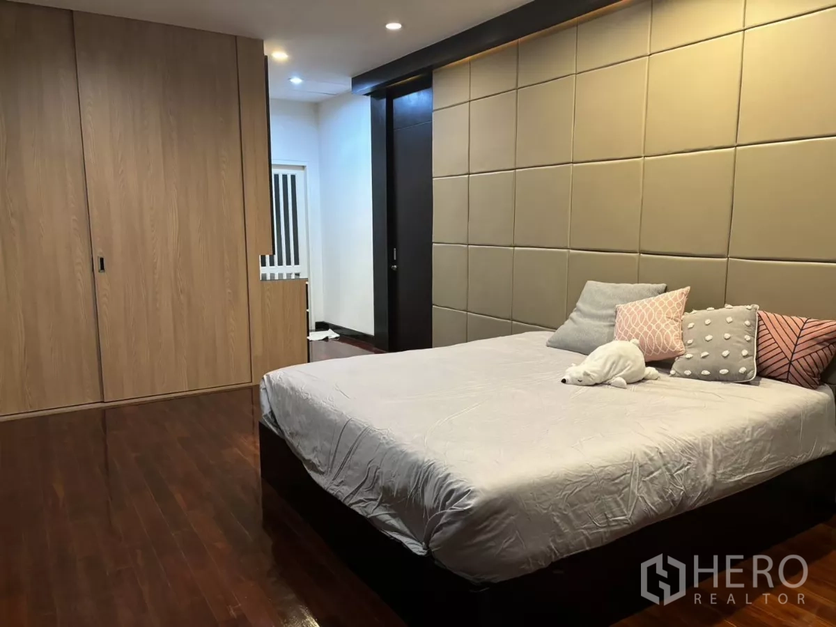 บ้าน ให้เช่าในBang Kapi, Bangkok - ห้องนอนหลัก ผนังหัวเตียงบุหนังและตู้เสื้อผ้าบิลต์อิน