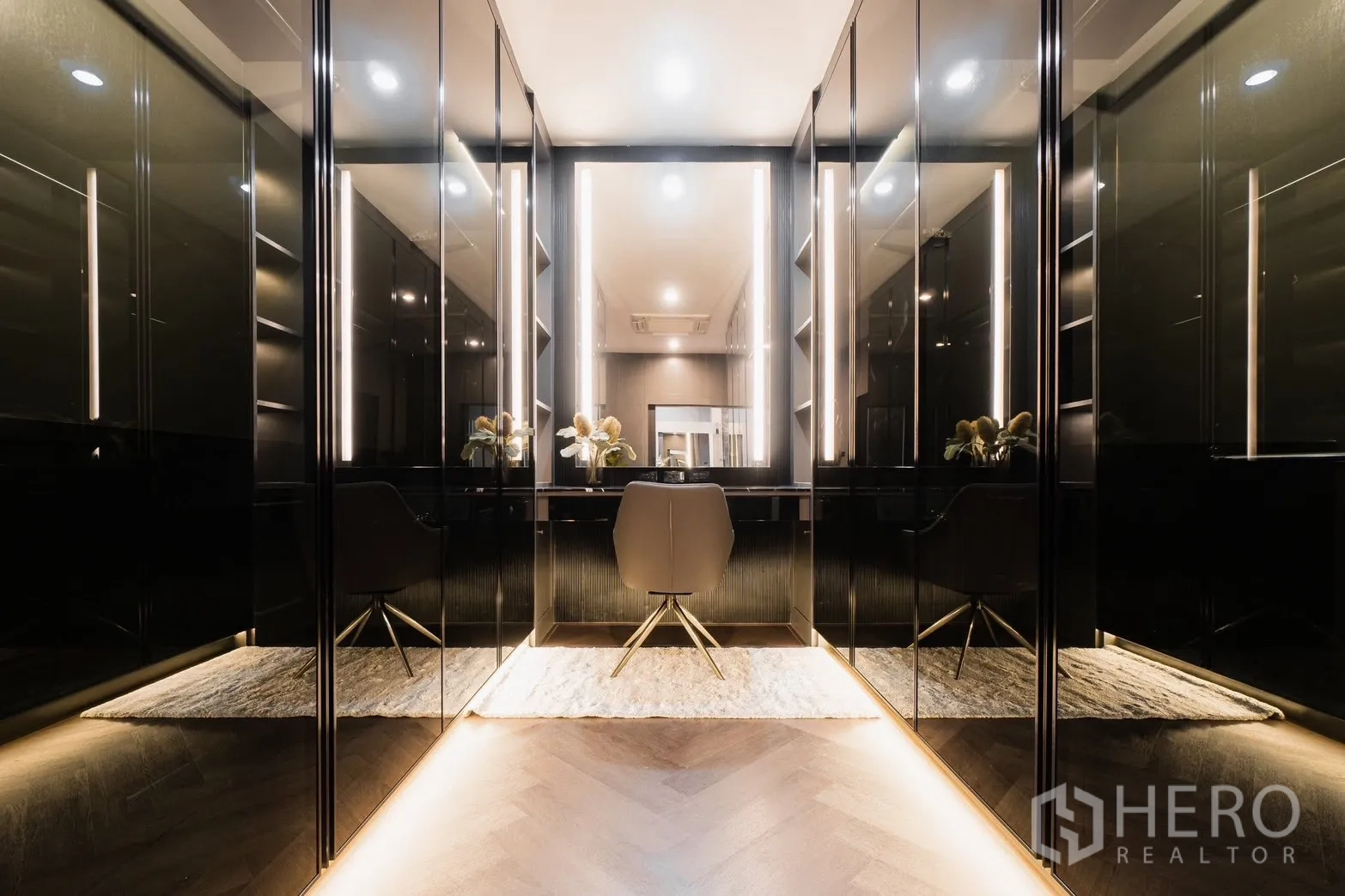 บ้าน ให้เช่าหรือขายในPrawet, Bangkok - วอล์กอินคลอเซ็ตหรู ตู้กระจกสีดำมันวาว พร้อมโต๊ะเครื่องแป้งไฟส่อง