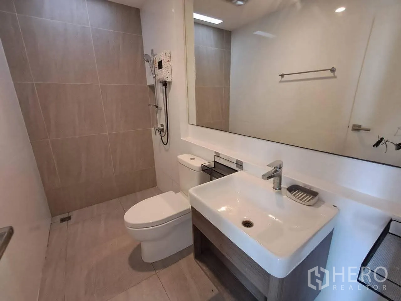 联排别墅 for rent in Bang Kapi, Bangkok - 现代浴室设洗手台、坐便器与淋浴区。