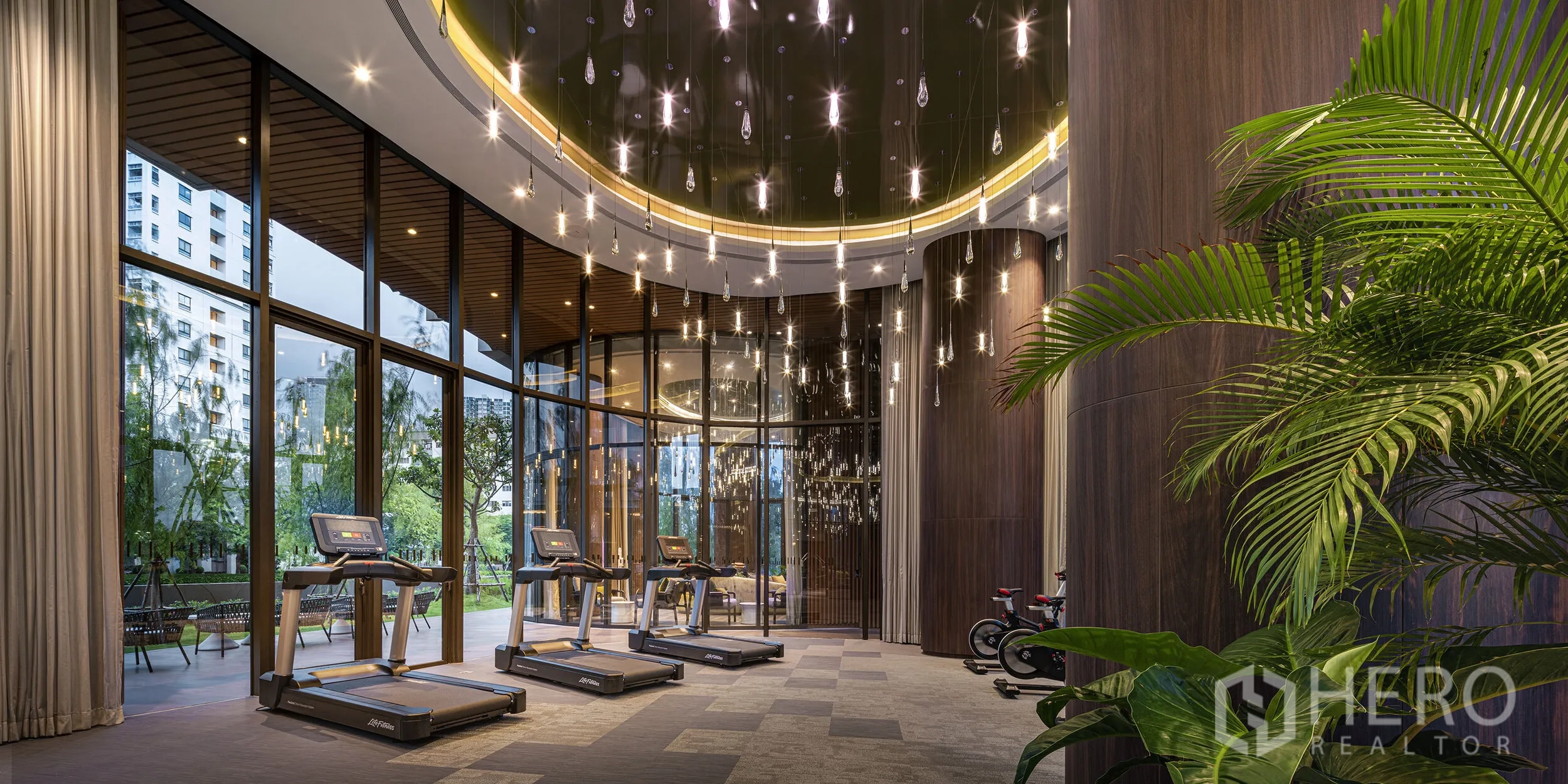 คอนโด ให้เช่าในWatthana, Bangkok - ห้องฟิตเนสทันสมัยพร้อมลู่วิ่ง ผนังกระจกสูงจรดเพดาน และโคมไฟระย้า