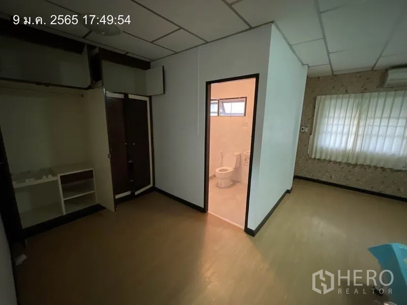 บ้าน ให้เช่าในKhlong Toei, Bangkok - มุมมองจากห้องนอนหลักไปยังประตูห้องน้ำในตัวและตู้บิลท์อิน