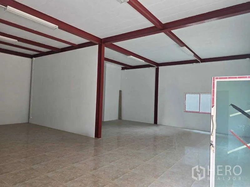 คลังสินค้า ให้เช่าในMueang Samut Sakhon, Samut Sakhon - พื้นที่โล่งกว้างพื้นเงา มีหน้าต่างหลายบานและคานเหล็ก