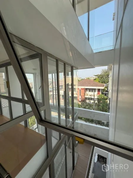 สำนักงานที่บ้าน ให้เช่าหรือขายในChatuchak, Bangkok - โถงบันไดและทางเดินกระจก มองเห็นบ้านโดยรอบ