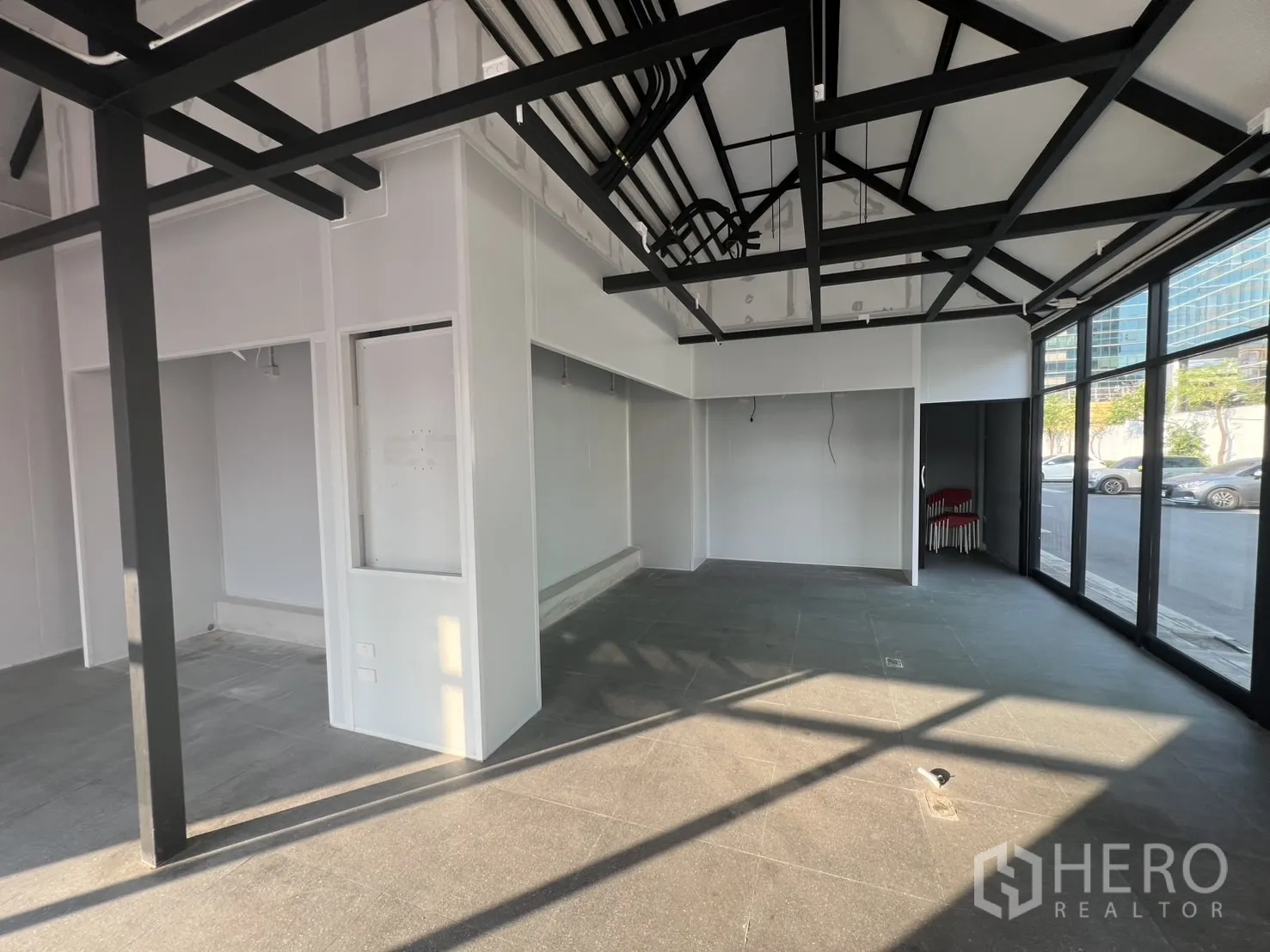 พื้นที่ขายปลีก ให้เช่า - พื้นที่เปิดโล่งสว่างเพดานทรงจั่วและกระจกรอบด้าน เหมาะจัดที่นั่งหรือโชว์สินค้า.