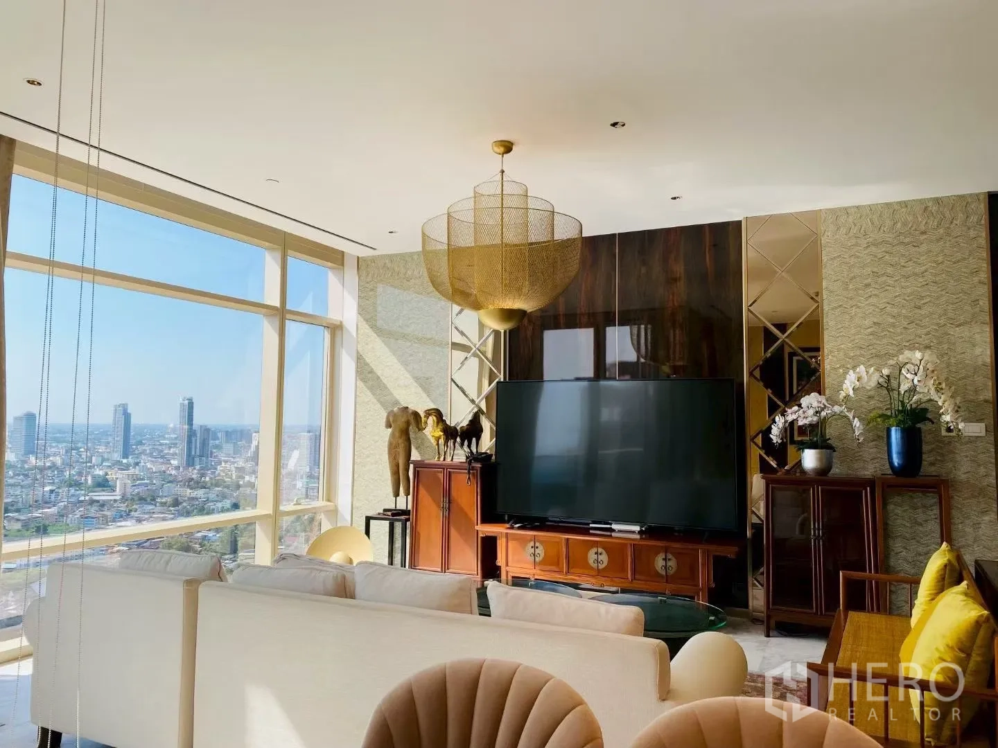 คอนโด for rent in Sathon, Bangkok - ห้องนั่งเล่นสไตล์โมเดิร์น ทีวีขนาดใหญ่ โซฟา และวิวเมืองผ่านกระจกบานใหญ่
