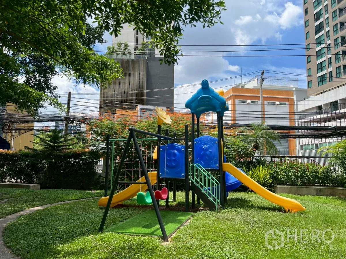 คอนโด ให้เช่าในWatthana, Bangkok - สนามเด็กเล่นสีสันสดในสวนร่มรื่นของคอนโด มีสไลเดอร์และชิงช้า