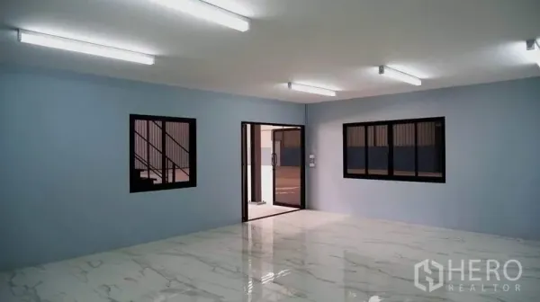 货栈 出租在Bueng Kum, Bangkok - 开放式办公室，带窗与推拉玻璃门通向仓库。