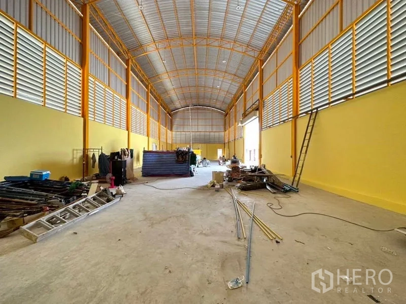 คลังสินค้า ให้เช่าในMueang Samut Prakan, Samut Prakan - ภายในโกดังเพดานโค้งสูง โครงเหล็ก พร้อมช่องลมระบายอากาศ