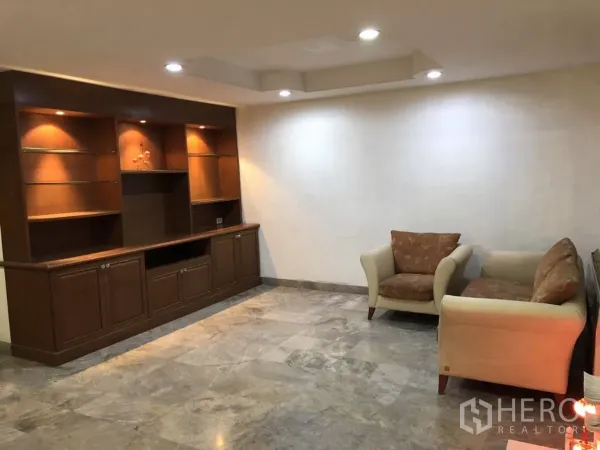 สำนักงานที่บ้าน ให้เช่าในPhra Khanong, Bangkok - ห้องนั่งเล่นพร้อมตู้บิลท์อินไม้สำหรับวางของและที่นั่ง