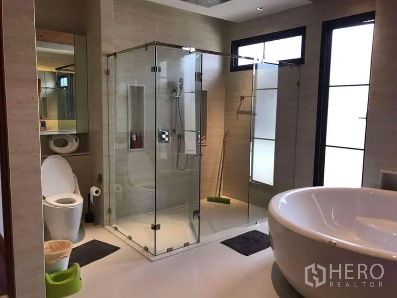 Detached House for rent in Bang Phli, Samut Prakan - Master bathroom with glass-enclosed shower, bathtub and toilet