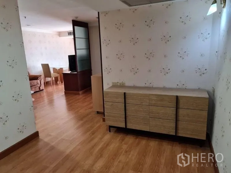 公寓 出租在Khlong Toei, Bangkok - 走廊设低矮边柜与花纹墙纸，通向起居区。