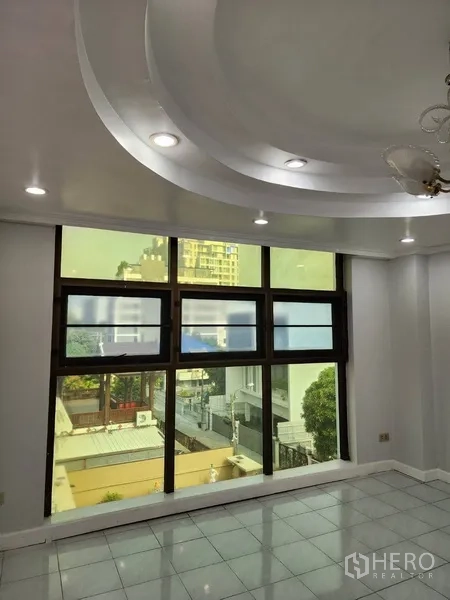 สำนักงาน ให้เช่าหรือขายในKhlong Toei, Bangkok - ผนังหน้าต่างบานกว้างกับฝ้าหลุมติดดาวน์ไลท์ในห้องพื้นกระเบื้อง