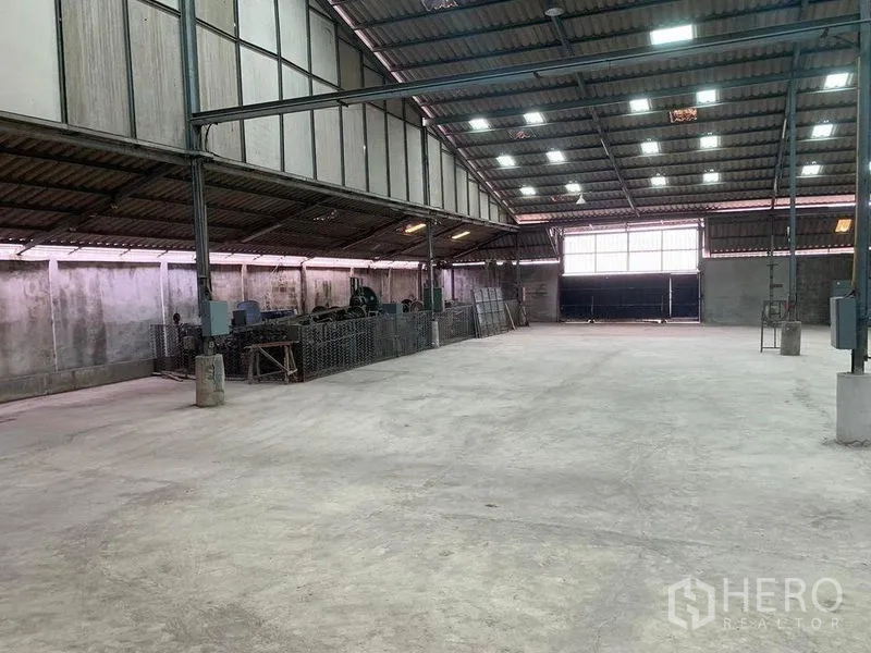 Warehouse for rent - Bright warehouse hall with skylights and ventilated eave panels.