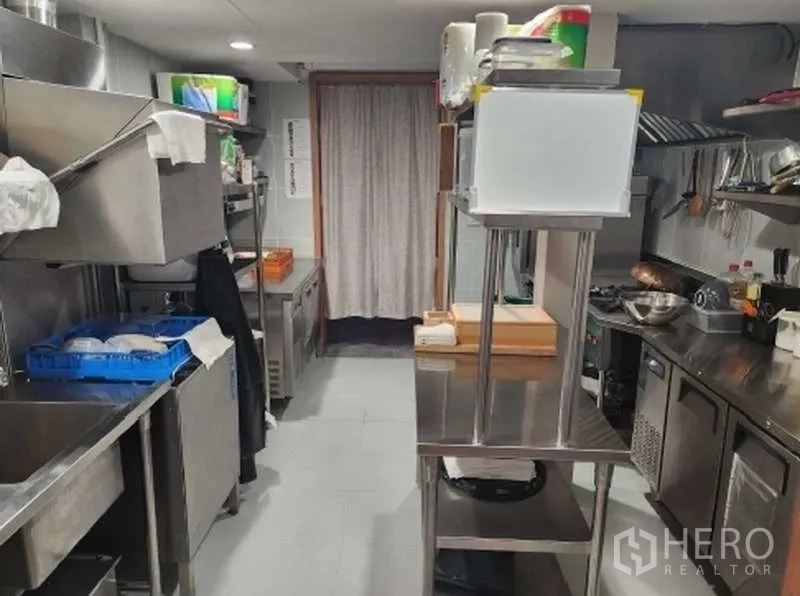 พื้นที่ขายปลีก ให้เช่าในWatthana, Bangkok - ครัวเชิงพาณิชย์แบบกัลลีย์พร้อมซิงก์และอุปกรณ์ครบ