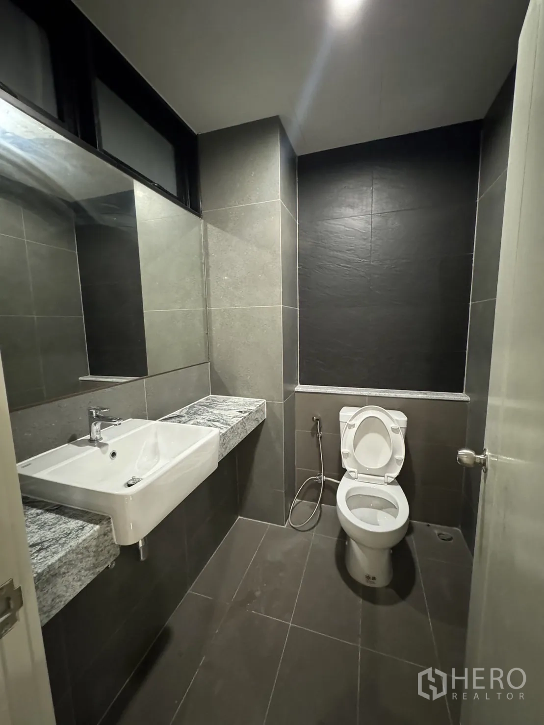 สำนักงานที่บ้าน ให้เช่าในBang Khen, Bangkok - ห้องน้ำโมเดิร์นกระเบื้องโทนเทา อ่างล้างหน้าและชักโครก