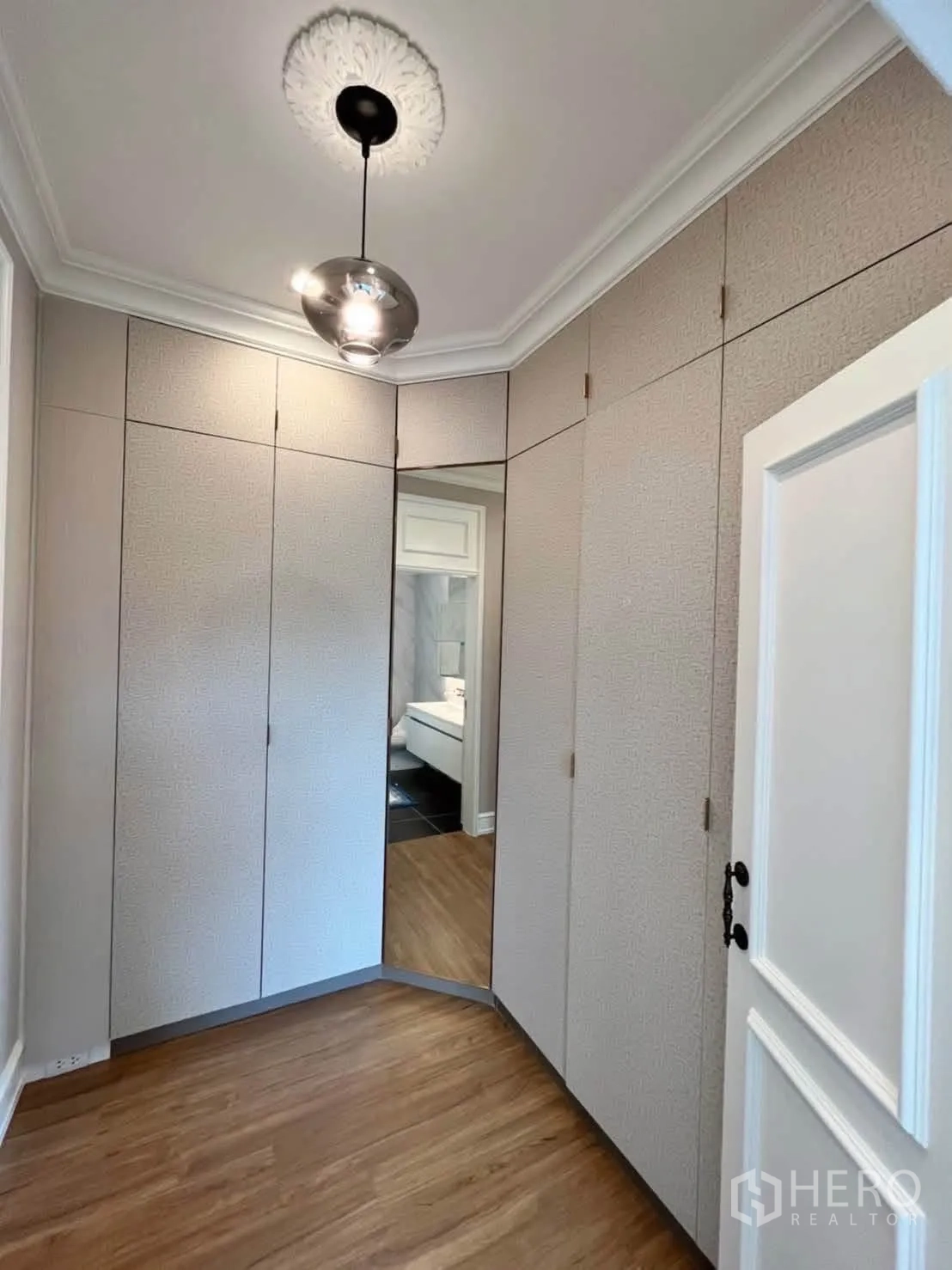 Townhouse for rent in Lat Phrao, Bangkok - Walk-in dressing room with corner wardrobes and a mirror.