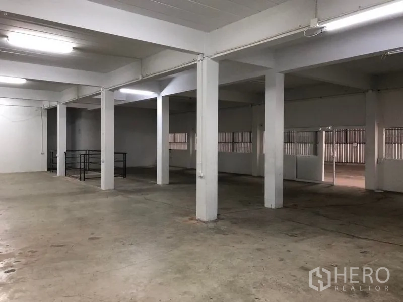 คลังสินค้า ให้เช่าในKhlong Sam Wa, Bangkok - พื้นที่ชั้นลอยกว้าง มีเสาและไฟฟลูออเรสเซนต์