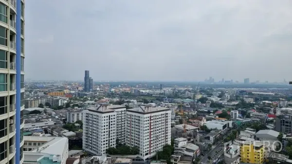 公寓 出售在Watthana, Bangkok - 高层公寓俯瞰曼谷瓦他那区城市天际线