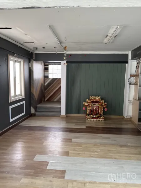 คลังสินค้า ให้เช่าในBangkok - ห้องโล่งพื้นไม้หลากสี มีหน้าต่างและบันไดพร้อมผนังลายก้างปลา