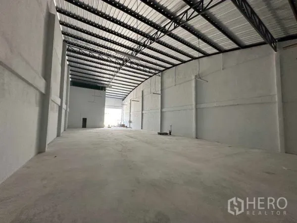 คลังสินค้า ให้เช่าในMueang Samut Sakhon, Samut Sakhon - โถงโกดังเปิดโล่ง มองเห็นช่องแสงด้านหน้า หลังคาเมทัลชีทโครงทรัส